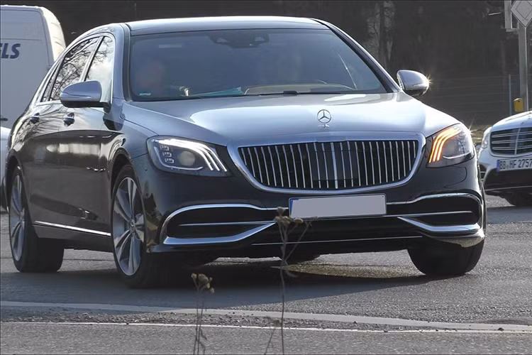 Bộ mâm mới được trang bị cho xe nhằm cũng góp phần tạo ngoại hình tươi mới hơn. Bộ mâm 20 inch là trang bị tiêu chuẩn, cộng với 3 tùy chọn mâm mới khác. Trong đó khách hàng có thể lựa chọn bộ mâm như chiếc mui trần Maybach S650 Cabriolet. Cụm đèn có dạng hình học mới với 3 dải đèn LED đẹp mắt phía trên vô cùng nổi bật.