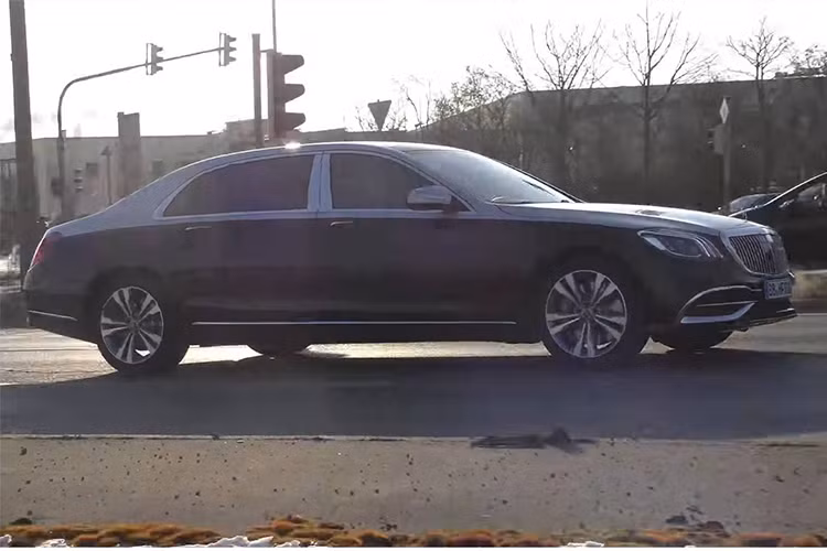 Nội thất của mẫu xe sang này cũng sẽ có kiểu kết hợp 2 tông màu tương tự ngoại thất. Trong đó có 2 tùy chọn nội thất nâu/ đen, be/ đen. Ngoài ra còn có 3 tùy chọn màu chỉ thêu các chi tiết trong cabin là đồng, vàng hoặc platinum. Chưa kể đến gói trang trí Designo Magnolia mới.