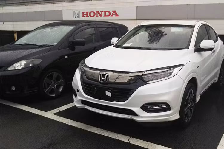 So với thế hệ trước, mẫu crossover cỡ nhỏ Vezel phiên bản 2018 chỉ được Honda cải tiến chút ít ở ngoại thất. Ở phần đầu xe, lưới tản nhiệt được đặt thẳng đứng, các đèn pha LED mới sắc sảo hơn và cản trước được thay đổi đôi chút khiến cho phần đầu xe năng động hơn.