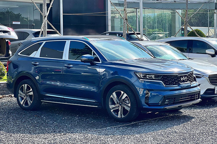 Hiện tại, chưa rõ giá xe Kia Sorento 2023 khi chuyển sang sử dụng logo mới tại Việt Nam. Đây sẽ là đối thủ canh tranh trực tiếp với Hyundai SantaFe.