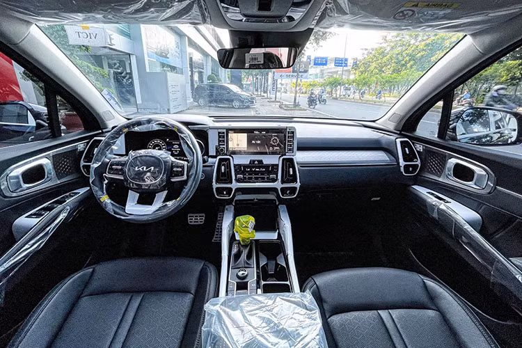 Như vậy Kia Sorento là mẫu xe tiếp theo được trang bị logo mới tại thị trường Việt Nam sau Soluto, K3, K5, Sonet, Seltos và Carnival. Hiện tại, vẫn còn Kia Morning và Rondo vẫn đang sử dụng logo cũ.