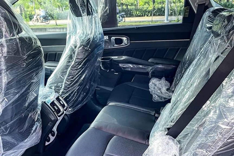 Kia Sorento 2023 được trang bị an toàn với công nghệ tiên tiến như: phanh ABS, EBD, BA, khởi hành ngang dốc, camera lùi, cân bằng điện tử, cảm biến trước sau. Trong bị các bản cao cấp sẽ có thêm camera360, cảnh báo va chạm trước, kiểm soát hành trình thích ứng, cảnh báo điểm mù, hỗ trợ giữ làn,...