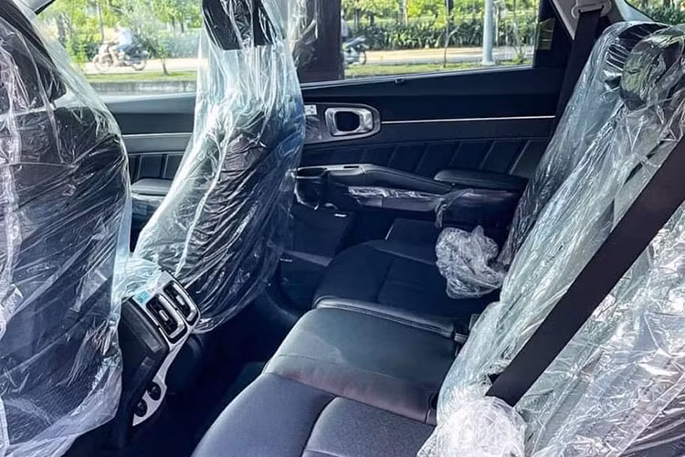 Kia Sorento 2023 được trang bị an toàn với công nghệ tiên tiến như: phanh ABS, EBD, BA, khởi hành ngang dốc, camera lùi, cân bằng điện tử, cảm biến trước sau. Trong bị các bản cao cấp sẽ có thêm camera360, cảnh báo va chạm trước, kiểm soát hành trình thích ứng, cảnh báo điểm mù, hỗ trợ giữ làn,...