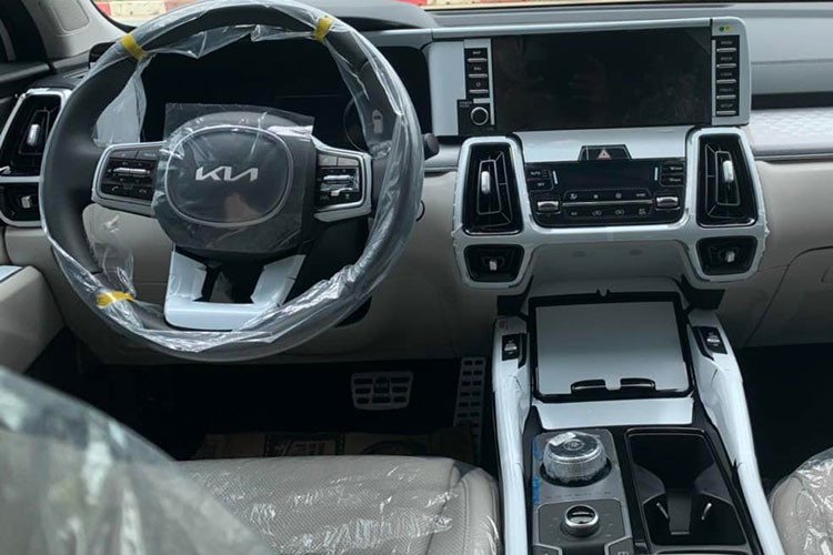 Do chỉ là phiên bản nâng cấp logo mới nên các trang bị đi kèm của Kia Sorento 2023 sẽ không có thay đổi nào đáng kể. Nội thất bên trong hiện tại có các lựa chọn màu nội thất be, đen hoặc kết hợp 2 tông màu đen – trắng.