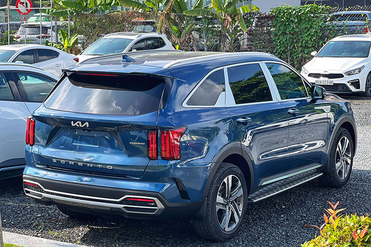Ở thế hệ mới nhất vừa ra mắt, Sorento được Kia Motor phát triển dựa trên nền tảng của BMW X5 giúp chiếc xe nâng tầm đẳng cấp, thay đổi toàn diện về thiết kế và công nghệ, chất chứa nhiều tinh hoa của thương hiệu. Việt Nam là thị trường đầu tiên tại Đông Nam Á đón nhận mẫu SUV này. 