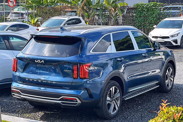 Ở thế hệ mới nhất vừa ra mắt, Sorento được Kia Motor phát triển dựa trên nền tảng của BMW X5 giúp chiếc xe nâng tầm đẳng cấp, thay đổi toàn diện về thiết kế và công nghệ, chất chứa nhiều tinh hoa của thương hiệu. Việt Nam là thị trường đầu tiên tại Đông Nam Á đón nhận mẫu SUV này. 