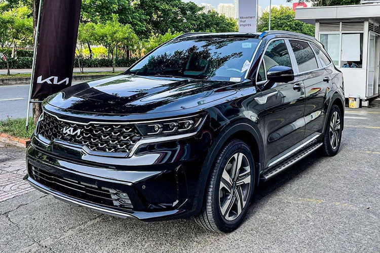 Hiện tại, Kia Sorento 2023 nâng cấp đã được THACO trang bị logo mới trên các mẫu xe vừa được đưa về đại lý, giúp cho diện mạo chiếc xe thêm hấp dẫn hơn đối với khách hàng đang quan tâm đến phân khúc SUV 7 chỗ ngồi cỡ trung.