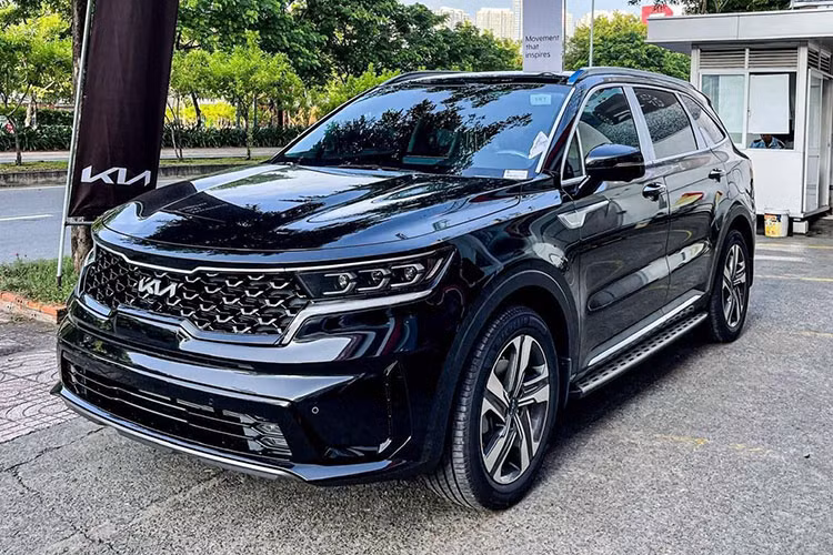 Hiện tại, Kia Sorento 2023 nâng cấp đã được THACO trang bị logo mới trên các mẫu xe vừa được đưa về đại lý, giúp cho diện mạo chiếc xe thêm hấp dẫn hơn đối với khách hàng đang quan tâm đến phân khúc SUV 7 chỗ ngồi cỡ trung.