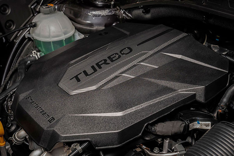 Phiên bản mới vẫn sẽ được trang bị động cơ động cơ dầu Diesel Smartstream 2.2 lít có công suất tối đa 198 mã lực kết hợp với hộp số ly hợp kép 8 cấp loại ướt hoàn toàn mới và động cơ xăng Smartstream 2.5 lít kết hợp hộp số tự động 6 cấp.