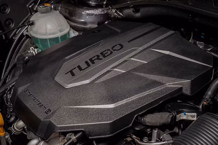 Phiên bản mới vẫn sẽ được trang bị động cơ động cơ dầu Diesel Smartstream 2.2 lít có công suất tối đa 198 mã lực kết hợp với hộp số ly hợp kép 8 cấp loại ướt hoàn toàn mới và động cơ xăng Smartstream 2.5 lít kết hợp hộp số tự động 6 cấp.