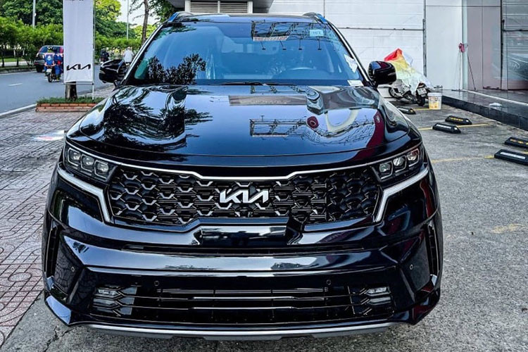 Trước đó, Kia Sorento thế hệ mới nhất tại Việt Nam chỉ được THACO trang bị logo cũ, khiến mẫu xe này giảm đi phần nào sức hút trong phân khúc nếu so với đối thủ trực tiếp Hyundai SantaFe. Nhiều người dùng trước đó đã tự nâng cấp, thay thế bộ logo mới trên mẫu xe cũ với giá khá đắt đỏ.