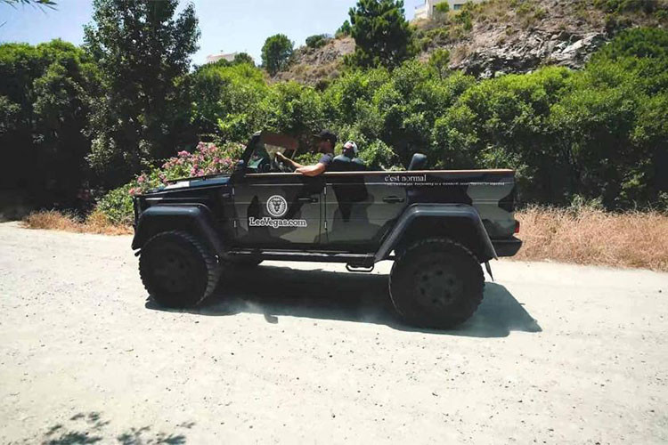 "Trái tim" của chiếc Mercedes-Benz G500 4x4² này là động cơ xăng V8, tăng áp kép, dung tích 4.0 lít. Ở dạng nguyên bản, động cơ tạo ra công suất tối đa 422 mã lực. Thế nhưng, sau khi qua tay hãng độ Absolute Motors, động cơ có thể sản sinh công suất tối đa 780 mã lực.