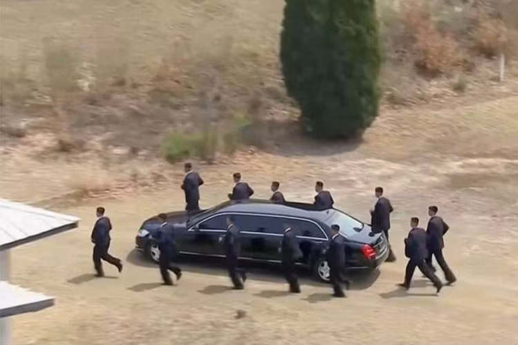 Mẫu siêu xe sang Mercedes-Benz chống đạn này dù vậy vẫn được trang bị khối động cơ V12 6.0L Twin-Turbo mạnh mẽ, đạt công suất 530 mã lực và mô-men xoắn cực đại 830Nm. Vận tốc tối đa của chiếc S600 Pullman Guard được giới hạn điện tử ở mức khoảng 160km/h.