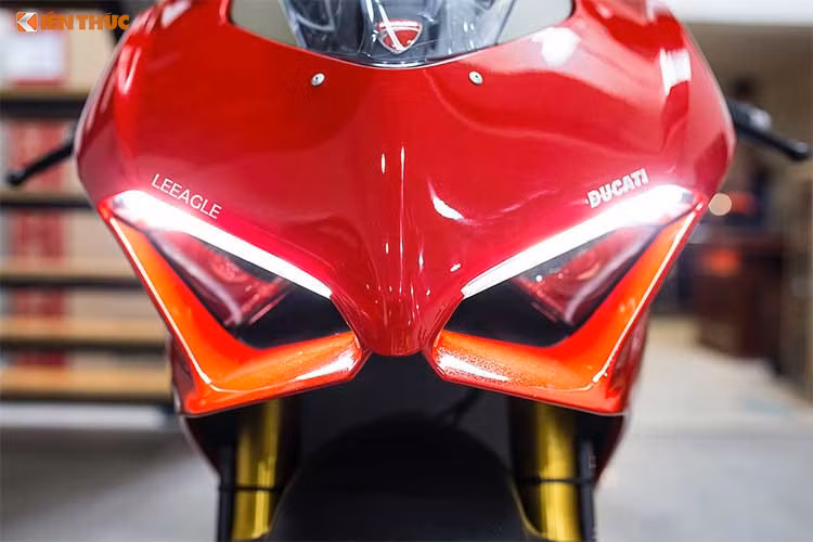 Về tổng thể, Ducati Panigale V4 S sở hữu thiết kế có thể bao quát trong 2 mặt chính với phần ngoại thất hết sức hào nhoáng khiến bất kỳ tín đồ đam mê môtô thao nào nhìn vào cũng phải mê mẩn. Nó được nâng cấp từ "đàn anh" 1299 Panigale hiện tại và có khá nhiều nét chung với dòng Supersport.