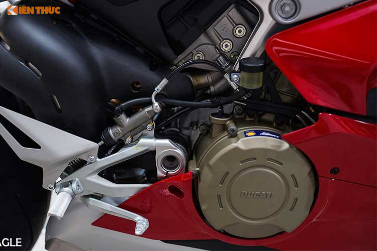 Có thể thấy, do được nhập khẩu trực tiếp từ Ý và là 1 trong những chiếc siêu môtô Panigale V4 đầu tiên có mặt tại Việt Nam nên giá bán của mẫu xe này khá cao. Mức giá bán chính hãng hiện tại của Ducati Việt Nam dành cho phiên bản Panigale V4 S là 937 triệu đồng, tuy nhiên đây là phiên bản được lắp ráp và nhập khẩu từ Thái Lan