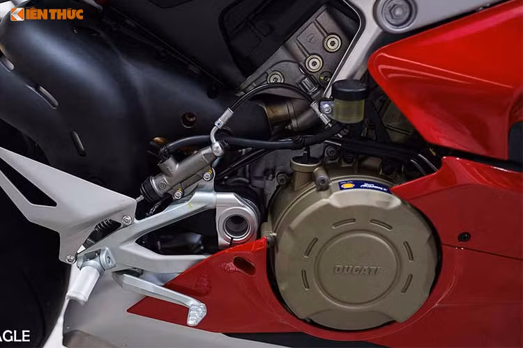 Có thể thấy, do được nhập khẩu trực tiếp từ Ý và là 1 trong những chiếc siêu môtô Panigale V4 đầu tiên có mặt tại Việt Nam nên giá bán của mẫu xe này khá cao. Mức giá bán chính hãng hiện tại của Ducati Việt Nam dành cho phiên bản Panigale V4 S là 937 triệu đồng, tuy nhiên đây là phiên bản được lắp ráp và nhập khẩu từ Thái Lan