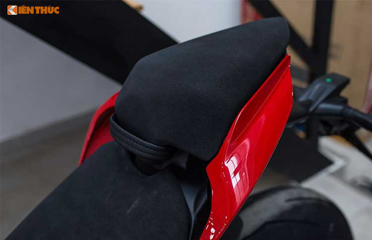 Các chi tiết như đầu đèn, yên xe, đèn hậu... không có nhiều khác biệt so với "đàn anh" Ducati Panigale 1299. Ở bản tiêu chuẩn, xe trang bị phuộc trước Showa đường kính 43 mm, và giảm xóc Sachs phía sau. Trong khi bản S và Speciale trang bị phuộc và giảm xóc của Ohlins điều khiển điện tử bán chủ động. Nó được kiểm soát bởi hệ thống điều khiển Ohlins Smart EC 2.0.