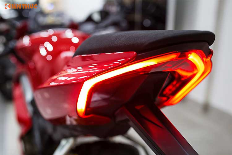 Như thường lệ, mẫu môtô đầu bảng của hãng xe máy Ducati luôn đầy ắp công nghệ. Hầu hết mọi thứ đều quen thuộc. Điểm mới là tính năng chỉ kích hoạt ABS bánh trước, cho phép người lái có thể trượt bánh sau khi vào góc cua. Hệ thống đo lường quán tính IMU 6 trục của Bosch là trang bị tiêu chuẩn trên Ducati Panigale V4.