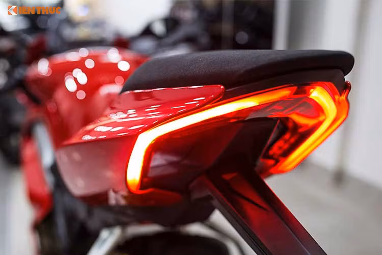 Như thường lệ, mẫu môtô đầu bảng của hãng xe máy Ducati luôn đầy ắp công nghệ. Hầu hết mọi thứ đều quen thuộc. Điểm mới là tính năng chỉ kích hoạt ABS bánh trước, cho phép người lái có thể trượt bánh sau khi vào góc cua. Hệ thống đo lường quán tính IMU 6 trục của Bosch là trang bị tiêu chuẩn trên Ducati Panigale V4.