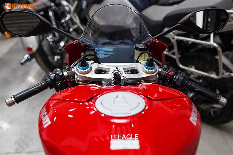 Xe có bộ khung hoàn toàn mới "Front Frame", so với dạng khung liền thông thường nó hạn chế những rung động từ mặt đường khi ôm cua. Tổng trọng lượng bộ khung chỉ nặng 4 kg, được bắt bu-lông vào 2 đầu xy-lanh.