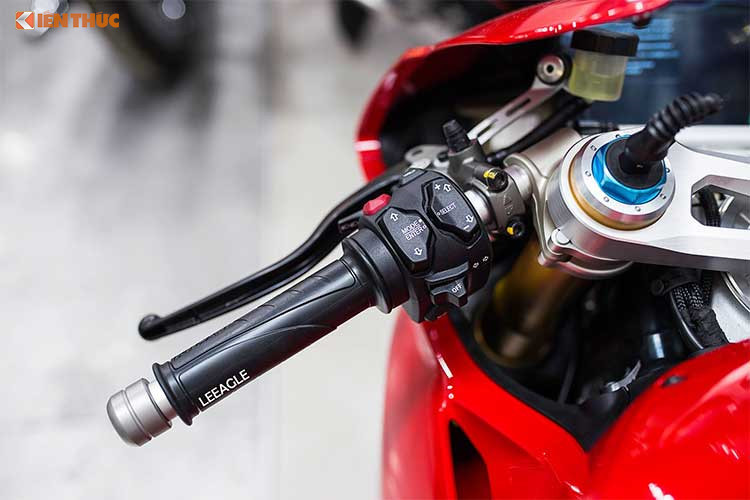 Mỗi chế độ lái sẽ tác động vào phản ứng ga, động cơ và các hệ thống khác, của xe - thậm chí cả hệ thống treo trên bản S và Speciale. Xe trang bị màn hình 5 inch Full LCD, độ phân giải cao và thay đổi hoàn toàn bố cục hiển thị. Bên cạnh việc hiển thị thông số quen thuộc hay điều chỉnh cài đặt hệ thống, đồng hồ còn có chỗ cho chức năng đếm thời gian vòng đua.