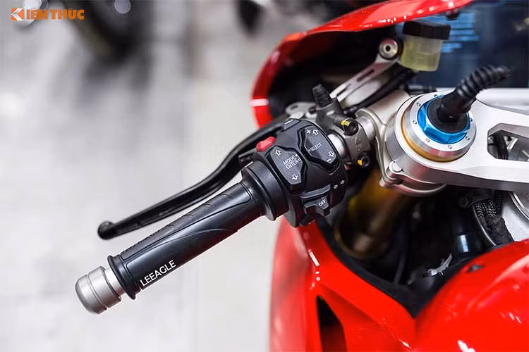 Mỗi chế độ lái sẽ tác động vào phản ứng ga, động cơ và các hệ thống khác, của xe - thậm chí cả hệ thống treo trên bản S và Speciale. Xe trang bị màn hình 5 inch Full LCD, độ phân giải cao và thay đổi hoàn toàn bố cục hiển thị. Bên cạnh việc hiển thị thông số quen thuộc hay điều chỉnh cài đặt hệ thống, đồng hồ còn có chỗ cho chức năng đếm thời gian vòng đua.