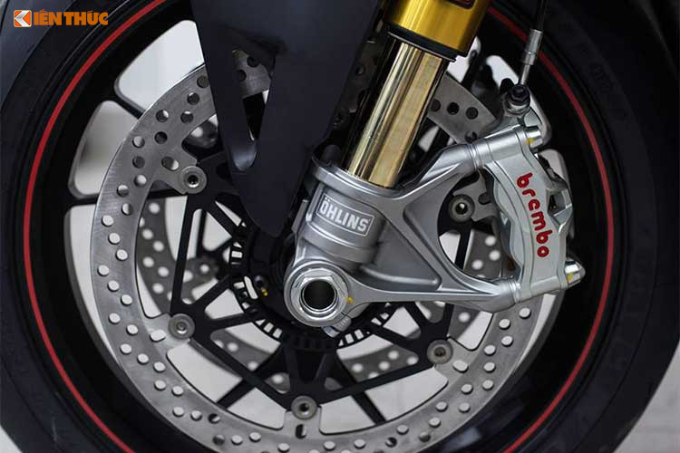 Ducati Panigale V4 S sử dụng bộ phanh mới phát triển của Brembo, có tên Stylma - cải tiến từ bộ phanh hiệu năng cao M50. Nó được gia công từ một hợp kim duy nhất, nhẹ hơn 70 gram mỗi cùm phanh mà không ảnh hưởng đến độ cứng. Ducati cùng các tay đua phát triển hệ thống điều chỉnh chế độ lái, gồm Race (Đua), Sport (Thể thao) và Street (Đường phố).