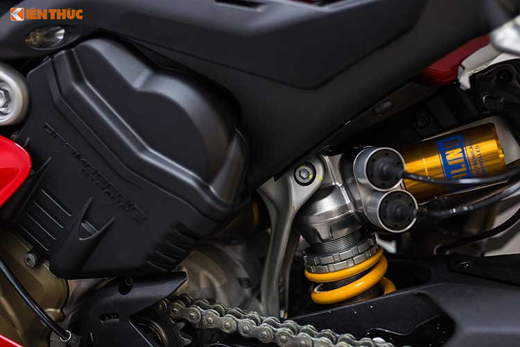 Siêu môtô Panigale V4 S cũng là mẫu xe phân khối lớn Ducati thương mại đầu tiên sử dụng động cơ V4, được phát triển từ chiếc Desmosedici V4 trong giải đua MotoGP. Động cơ có dung tích 1.103cc, cho công suất 214 mã lực, và 226 mã lực đối với biến thể Panigale V4 Special trang bị ống xả titanium Akrapovic.