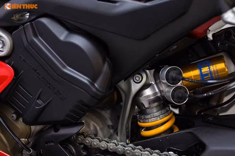 Siêu môtô Panigale V4 S cũng là mẫu xe phân khối lớn Ducati thương mại đầu tiên sử dụng động cơ V4, được phát triển từ chiếc Desmosedici V4 trong giải đua MotoGP. Động cơ có dung tích 1.103cc, cho công suất 214 mã lực, và 226 mã lực đối với biến thể Panigale V4 Special trang bị ống xả titanium Akrapovic.