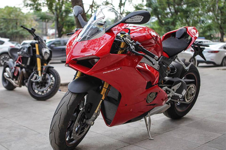 Siêu môtô Ducati Panigale V4 có đến 3 phiên bản bao gồm tiêu chuẩn, V4 S và bản giới hạn V4 Speciale chỉ có đúng 1.500 chiếc được sản xuất. Tại thị trường Châu Âu, bản thường của xe có giá khoảng 711 triệu đồng, phiên bản S như trong bài viết này cũng có giá tới hơn 1 tỷ đồng,