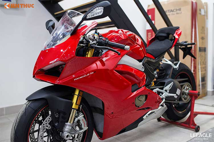Mới đây, một biker Hà thành có niềm đam mê với các dòng xe phân khối lớn đã gây sự chú ý khi rao bán lại chiếc siêu môtô Ducati Panigale V4 S 2018 của mình. Siêu môtô này có bộ áo đỏ rực và chỉ mới lăn bánh khoảng 50 km. Với số đồng hồ công tơ mét này, tình trạng của siêu môtô đến từ Ý chỉ mới chạy rô đa.