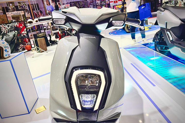 Mẫu xe điện này được trang bị toàn bộ hệ thống đèn LED với đèn phía trước luôn sáng, tăng khả năng quan sát khi di chuyển. Bên cạnh đó là sàn để chân phẳng rộng rãi, cốp chứa đồ 26 lít bên dưới yên, hai hộc đựng đồ phía trước, cổng sạc điện thoại USB Type A và mặt đồng hồ kỹ thuật số LCD hiển thị thông tin rõ ràng.