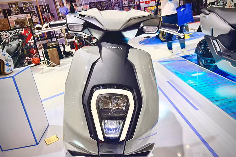 Mẫu xe điện này được trang bị toàn bộ hệ thống đèn LED với đèn phía trước luôn sáng, tăng khả năng quan sát khi di chuyển. Bên cạnh đó là sàn để chân phẳng rộng rãi, cốp chứa đồ 26 lít bên dưới yên, hai hộc đựng đồ phía trước, cổng sạc điện thoại USB Type A và mặt đồng hồ kỹ thuật số LCD hiển thị thông tin rõ ràng.