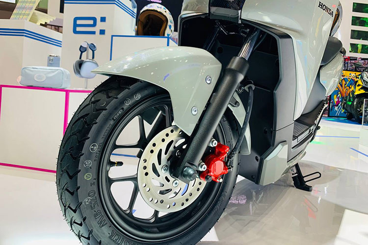 Mặt trên của pin có tay nắm cao su để dễ dàng cầm nắm và có các đèn chỉ báo giúp quan sát trạng thái sạc pin. Thời gian sạc pin từ 0% lên 100% là 7 giờ 20 phút và từ 25% đến 75% là 3,5 giờ. Theo hãng Honda, bộ sạc của xe được thiết kế an toàn nên người dùng có thể yên tâm sạc khi đang ngủ.