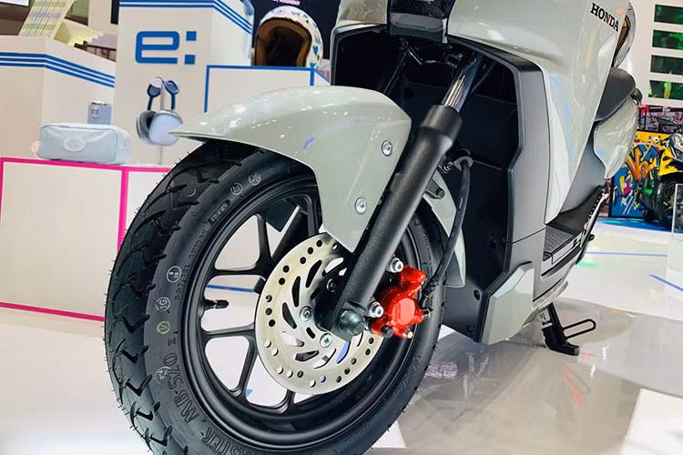 Mặt trên của pin có tay nắm cao su để dễ dàng cầm nắm và có các đèn chỉ báo giúp quan sát trạng thái sạc pin. Thời gian sạc pin từ 0% lên 100% là 7 giờ 20 phút và từ 25% đến 75% là 3,5 giờ. Theo hãng Honda, bộ sạc của xe được thiết kế an toàn nên người dùng có thể yên tâm sạc khi đang ngủ.