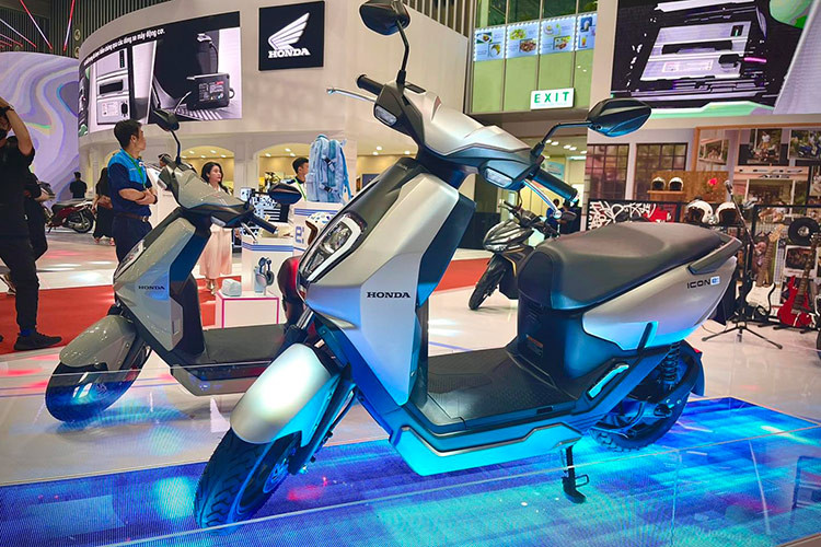 Tại Việt Nam, Honda ICON e: có 3 phiên bản, bao gồm Thể thao, Đặc biệt và Cao cấp. Trong đó, phiên bản Thể thao sở hữu hai lựa chọn màu sắc là xám và xanh. Phiên bản Đặc biệt được phối màu bạc nhám trong khi phiên bản Cao cấp có 3 lựa chọn màu sắc là đen xám, đỏ xám và trắng xám.