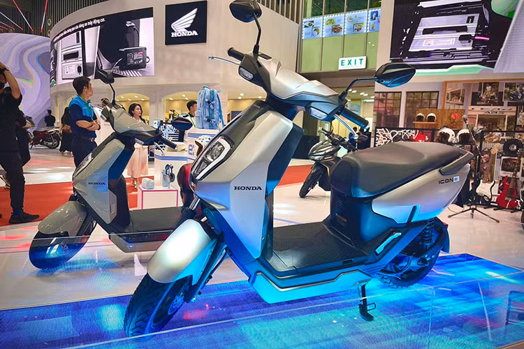 Tại Việt Nam, Honda ICON e: có 3 phiên bản, bao gồm Thể thao, Đặc biệt và Cao cấp. Trong đó, phiên bản Thể thao sở hữu hai lựa chọn màu sắc là xám và xanh. Phiên bản Đặc biệt được phối màu bạc nhám trong khi phiên bản Cao cấp có 3 lựa chọn màu sắc là đen xám, đỏ xám và trắng xám.