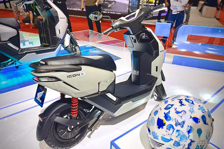 Trên tay lái của Honda ICON e: được trang bị một cảm biến để nhận biết các thao tác tay ga của khách hàng. Người sử dụng có thể tùy chọn 2 chế độ lái là Tiêu chuẩn hoặc ECO. Trong đó, chế độ ECO được thiết kế để đi lại một cách nhẹ nhàng và phù hợp với người mới lần đầu điều khiển xe gắn máy. Chế độ ECO cũng giúp tiết kiệm pin hơn, từ đó kéo dài quãng đường di chuyển thêm khoảng 15% so với chế độ Tiêu chuẩn.