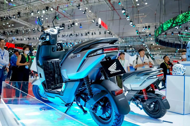 Mẫu xe ga điện Honda ICON e: gây ấn tượng với thiết kế nhỏ gọn, phù hợp với vóc dáng của người Việt, đặc biệt là học sinh, sinh viên. Theo đó, mẫu xe máy điện này sở hữu yên chỉ cao 742 mm và trọng lượng 89 kg. Những thông số này, cộng với khoảng sáng gầm 132 mm, giúp ICON e: có thể di chuyển linh hoạt trên đường phố Việt Nam.