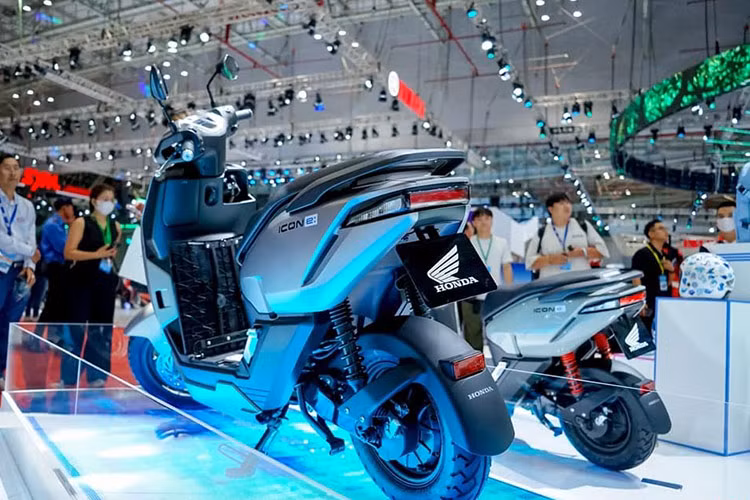 Mẫu xe ga điện Honda ICON e: gây ấn tượng với thiết kế nhỏ gọn, phù hợp với vóc dáng của người Việt, đặc biệt là học sinh, sinh viên. Theo đó, mẫu xe máy điện này sở hữu yên chỉ cao 742 mm và trọng lượng 89 kg. Những thông số này, cộng với khoảng sáng gầm 132 mm, giúp ICON e: có thể di chuyển linh hoạt trên đường phố Việt Nam.