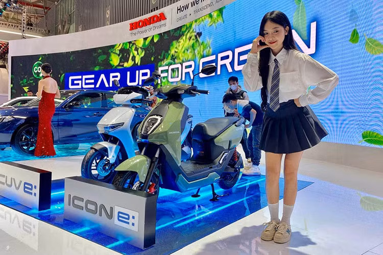 Hiện giá xe Honda ICON e: 2025 chính hãng tại Việt Nam vẫn chưa được công bố. Tuy nhiên theo hãng Honda, xe dự kiến có giá dưới 30 triệu đồng không kèm pin. Pin sẽ được cung cấp dưới hình thức cho thuê, không giới hạn quãng đường, với phương thức thanh toán trực tuyến qua ứng dụng My Honda+.