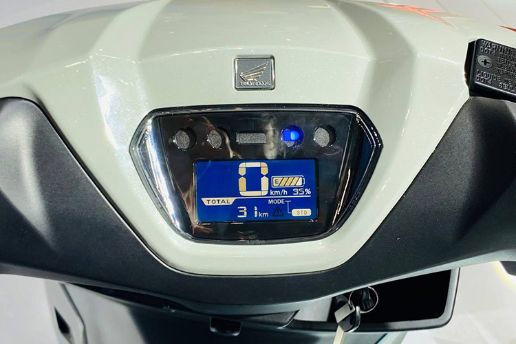 Để đảm bảo an toàn cho người dùng, Honda ICON e: được trang bị hệ thống phanh kết hợp CBS. Cung cấp sức mạnh cho mẫu xe máy điện mới của Honda là mô-tơ tích hợp vào bánh sau với công suất tối đa 1,5 kW và mô-men xoắn cực đại 85 Nm, giúp xe có ngoại hình thon gọn. Pin của xe là loại lithium-ion 30,6 Ah được đặt dưới sàn để chân trong khi bộ điều khiển năng lượng PCU nằm bên dưới cốp xe.