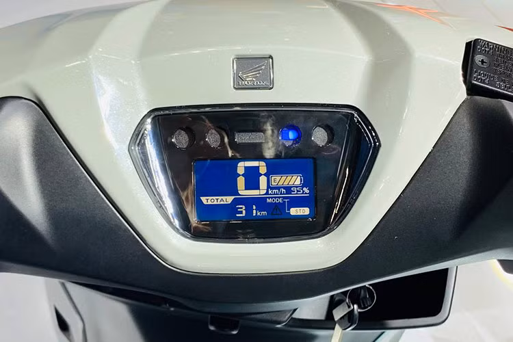 Để đảm bảo an toàn cho người dùng, Honda ICON e: được trang bị hệ thống phanh kết hợp CBS. Cung cấp sức mạnh cho mẫu xe máy điện mới của Honda là mô-tơ tích hợp vào bánh sau với công suất tối đa 1,5 kW và mô-men xoắn cực đại 85 Nm, giúp xe có ngoại hình thon gọn. Pin của xe là loại lithium-ion 30,6 Ah được đặt dưới sàn để chân trong khi bộ điều khiển năng lượng PCU nằm bên dưới cốp xe.