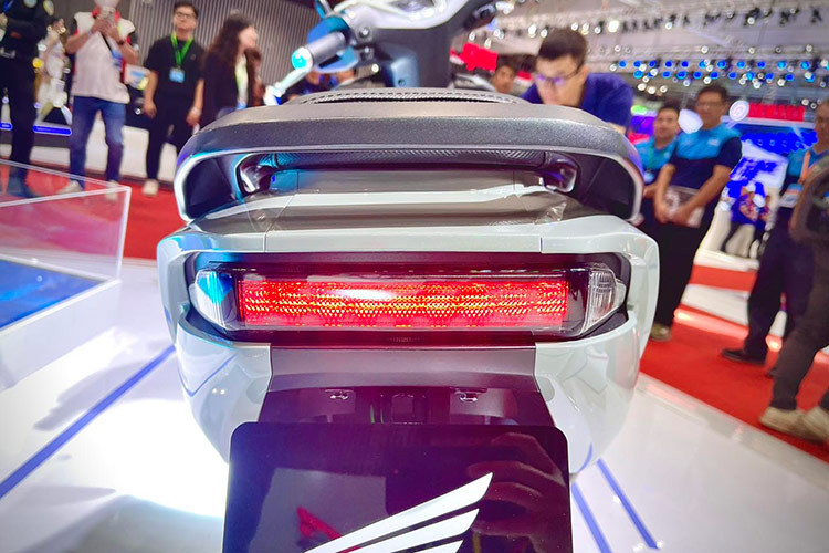 Sau khi được sạc đầy, pin cho phép Honda ICON e: chạy 50 km một lần sạc và đạt vận tốc tối đa 49 km/h. Đặc biệt, người dùng có thể sạc pin trực tiếp trên xe hoặc tháo rời pin để sạc. Vỏ pin được làm bằng hợp kim nhôm nhẹ nhàng nhưng chắc chắn đồng thời có khả năng chống nước.