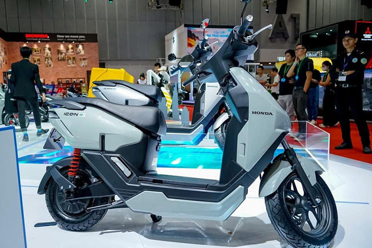 Ngoài ra, mẫu xe máy điện ICON e: của Honda còn có những đường nét cắt xẻ gọn gàng, vuông vắn. Trong khi đó, cụm đèn sau và đèn xi-nhan được thiết kế liền khối, kết hợp cùng logo tối giản.