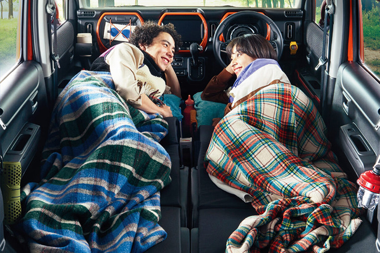 Ngoại trừ ghế lái, mọi vị trí ghế ngồi trên mẫu xe này đều có thể gập lại được, giúp tối ưu không gian chứa đồ và có thể cung cấp chỗ ngủ cho khoảng 2 người trên những chuyến đi xa.