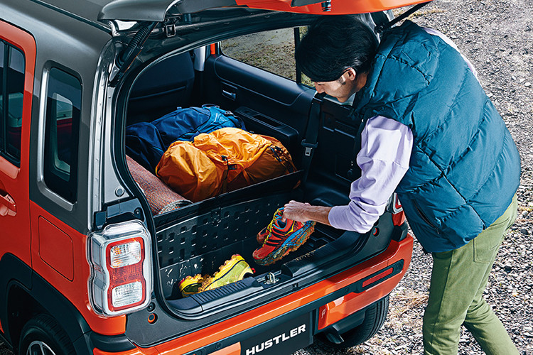 Lưới tản nhiệt của Suzuki Hustler Tough Wild 2024 sơn màu đen, trong khi cản trước được tích hợp đèn sương mù, tấm ốp giả và một thanh chrome nổi bật đặt ở phía dưới mặt ca lăng. Mâm xe loại 15 inch sơn màu xám kim loại.