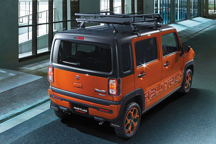 Suzuki Hustler sở hữu kiểu dáng hình hộp đặc trưng của những mẫu SUV địa hình, mẫu kei car này được ví như bản thu nhỏ của Toyota Land Cruiser. Phần đầu xe nổi bật với hai đèn pha hình mắt bọ...