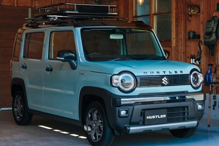 Suzuki Hustler được phân phối với 2 tùy chọn động cơ, bao gồm máy xăng 3 xi-lanh, dung tích 0.6 lít tạo ra công suất 48 mã lực, trong khi phiên bản được gắn thêm bộ tăng áp mạnh 63 mã lực. 