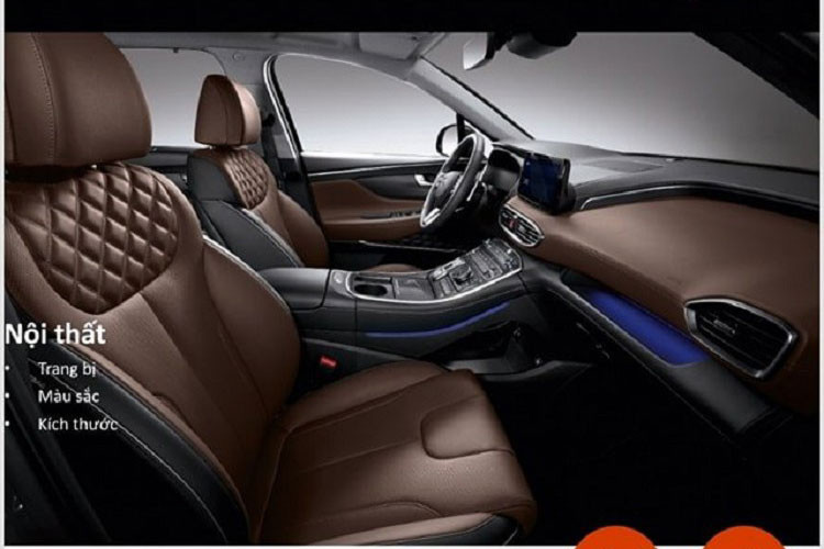 Ghế ngồi bọc dao sẽ là trang bị tiêu chuẩn trên các phiên bản của Hyundai SantaFe 2021 tại Việt Nam, điểm khác biệt đến từ tính năng trên mỗi bản. Theo đó, ghế lái chỉnh điện sẽ có trên các bản, nhưng nhớ ghế lái, ghế phụ chỉnh điện, sưởi ấm/thông số hàng ghế trước chỉ có trên 4 bản cao cấp.